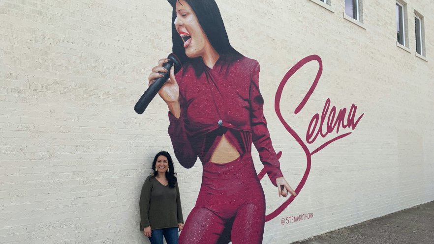 Ines in front of street art painting of Selena